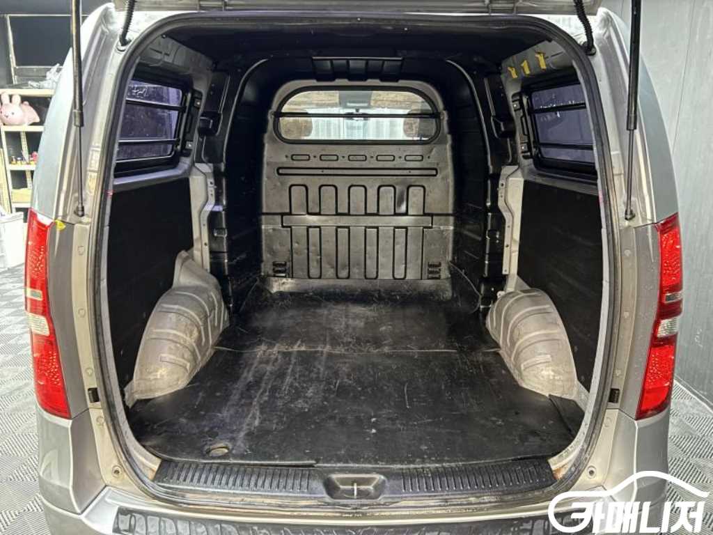 Hyundai Starex Grand Starex Van 5-Seater thumbnail 5