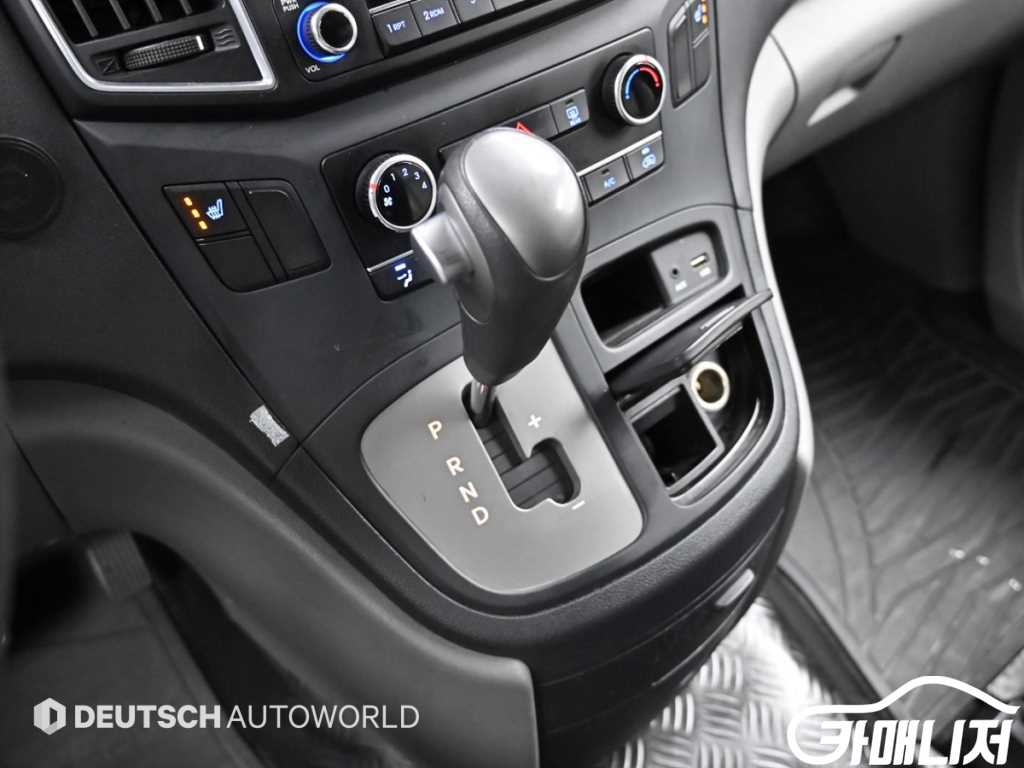 Hyundai Starex Grand Starex Van 5-Seater thumbnail 9