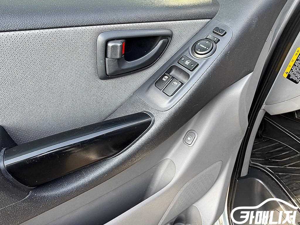 Hyundai Starex The New Grand Starex 2WD Wagon 12-Seater thumbnail 12