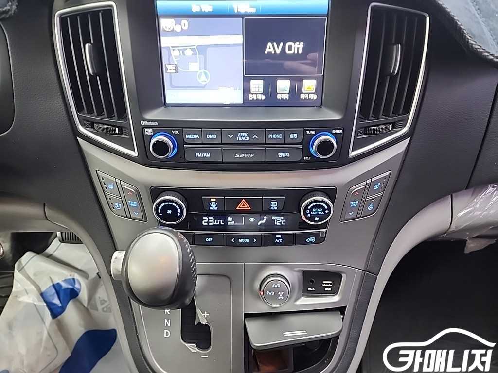 Hyundai Starex Grand Starex 12-Seater Wagon thumbnail 10