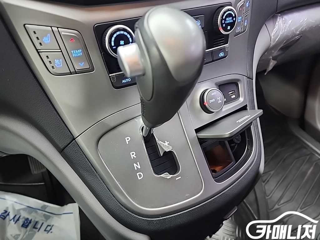 Hyundai Starex Grand Starex 12-Seater Wagon thumbnail 8